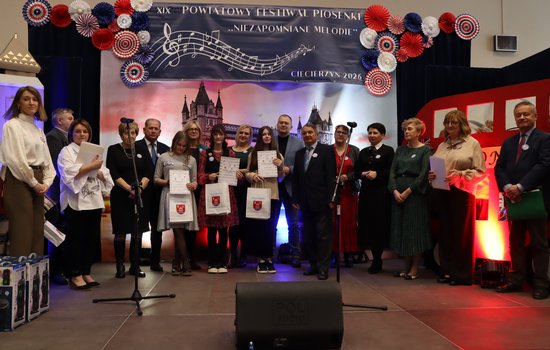 Scena pełna talentów - XIX Powiatowy Festiwal Piosenki „Niezapomniane melodie” w Ciecierzynie