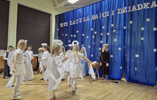 DZIEŃ BABCI I DZIADKA W GRUPACH MĄDRE SOWY I SMERFY