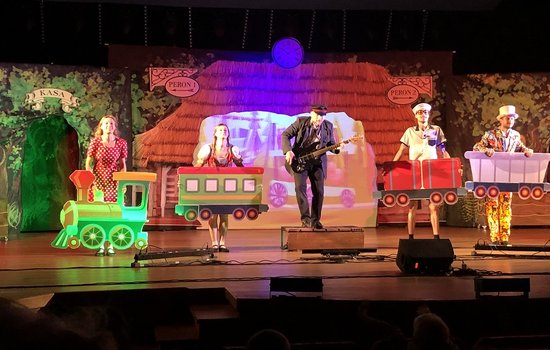 PSZCZÓŁKI, MĄDRE SOWY I SMERFY W TEATRZE