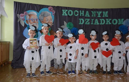 ŚWIĘTO BABCI I DZIADKA W MOTYLKACH, SŁONECZKACH I PSZCZÓŁKACH