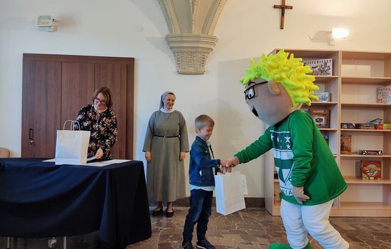 UDZIAŁDZIECI Z GRUPY SMERFY W KONKURSIE ,,EKO- ZABAWKA”