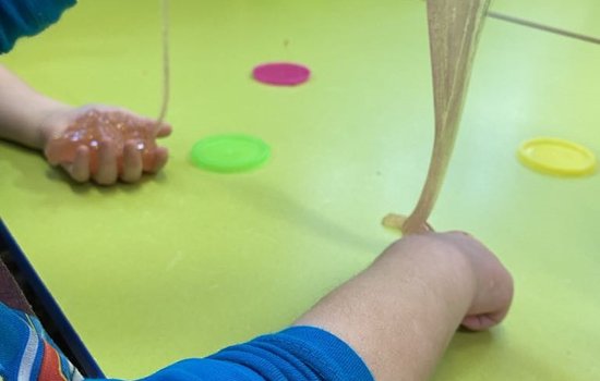 SLIME – KREATYWNA ZABAWA PRZEDSZKOLAKÓW